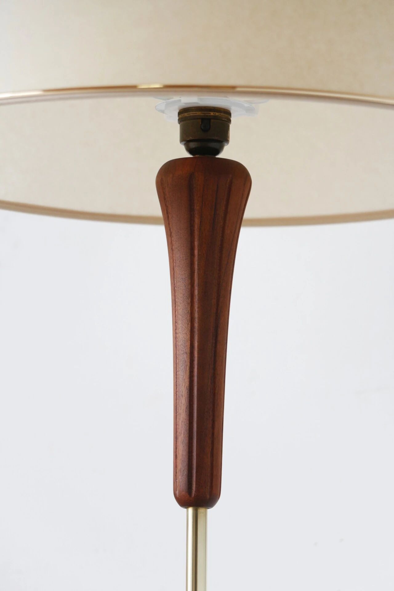Lampadaire années 60 en teck et laiton – luminaire vintage