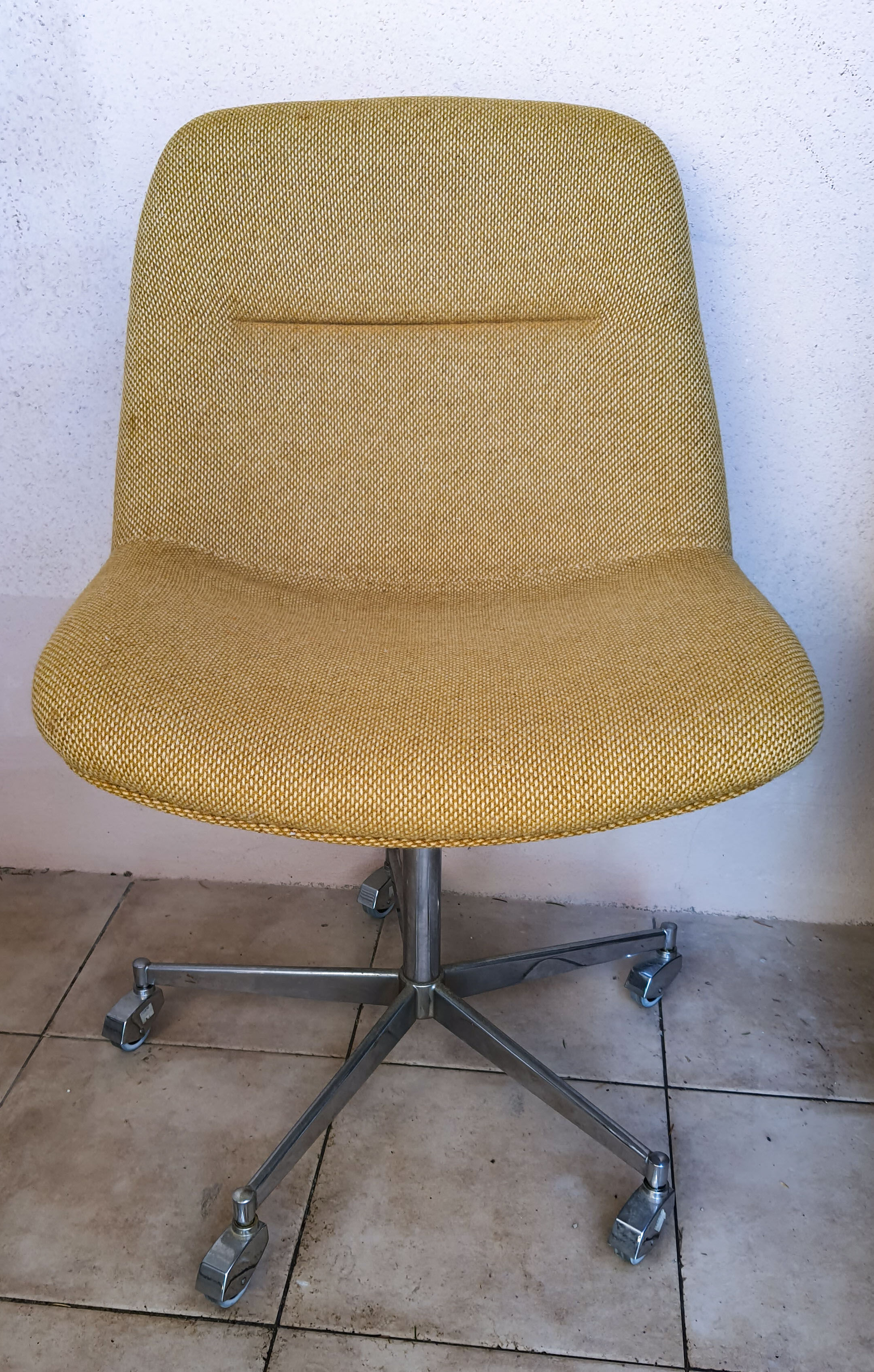 Vintage swivel office chair 1970