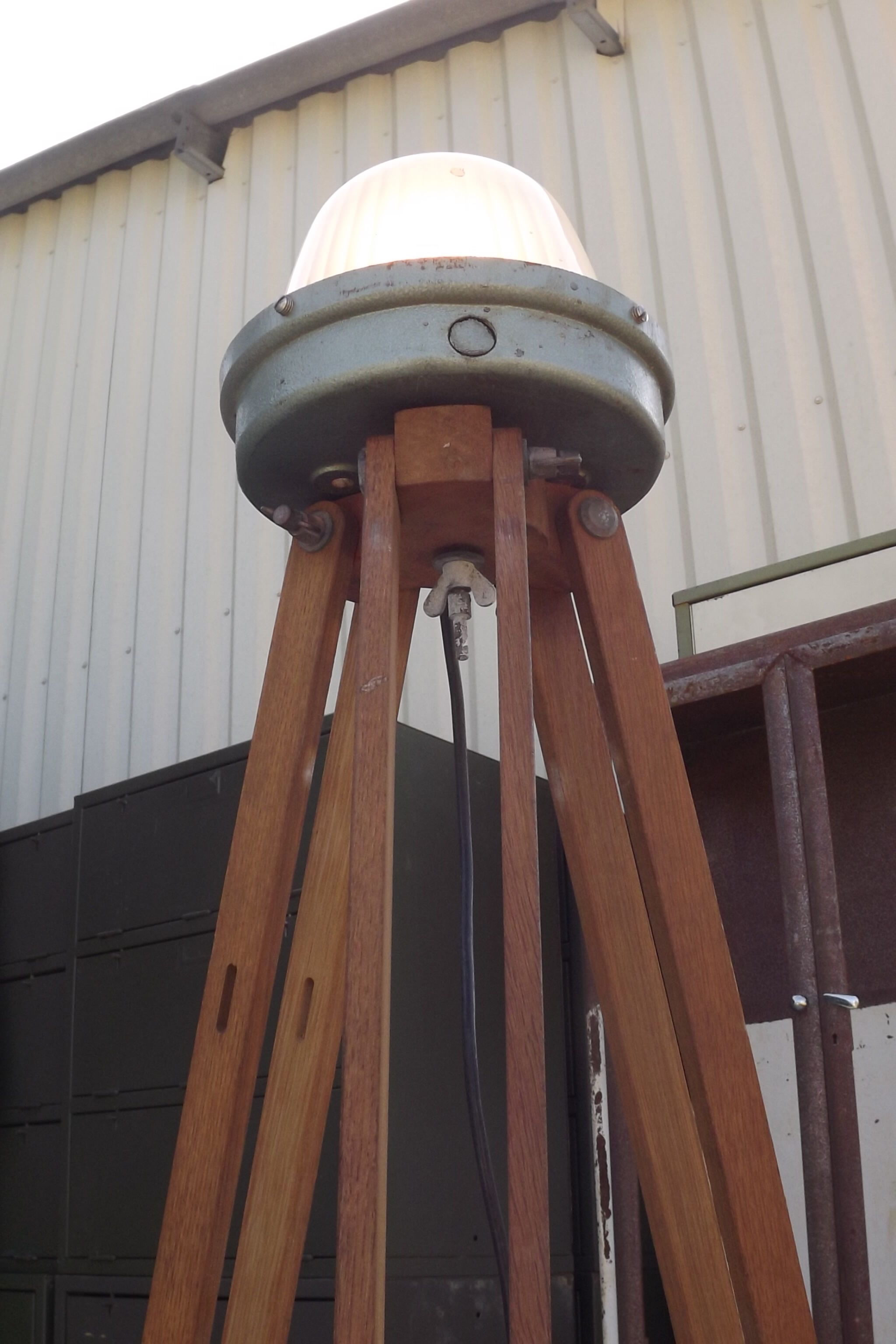 Lampe industrielle sur trépied chêne années 50