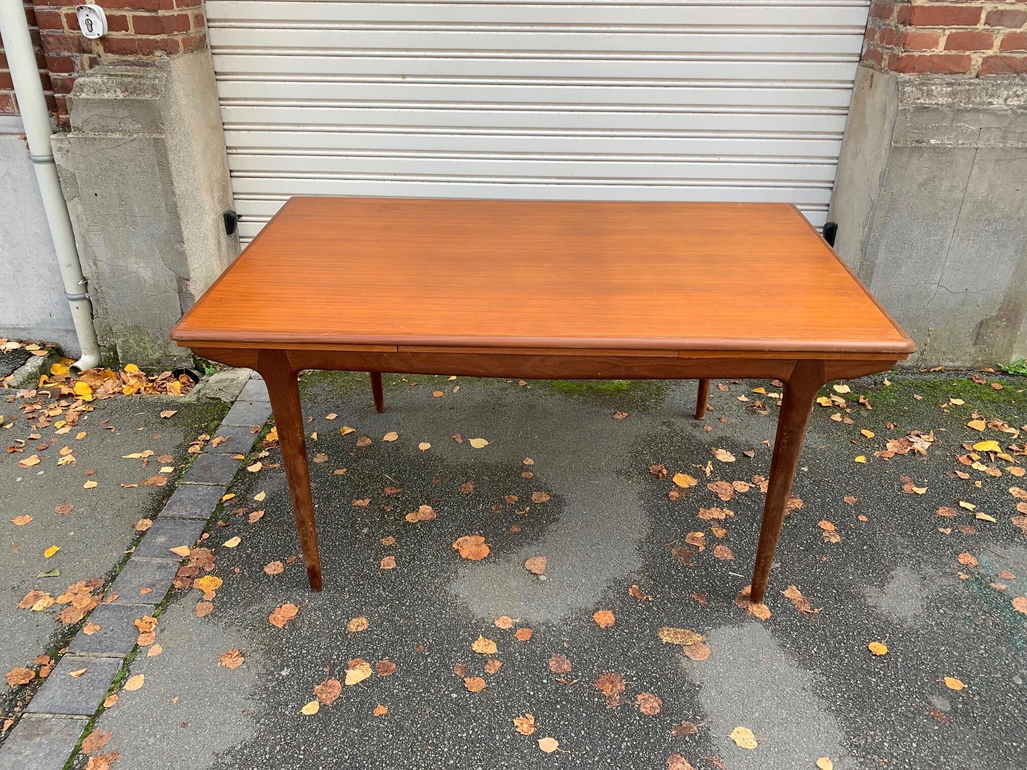Extendable vintage scandinavian dining table