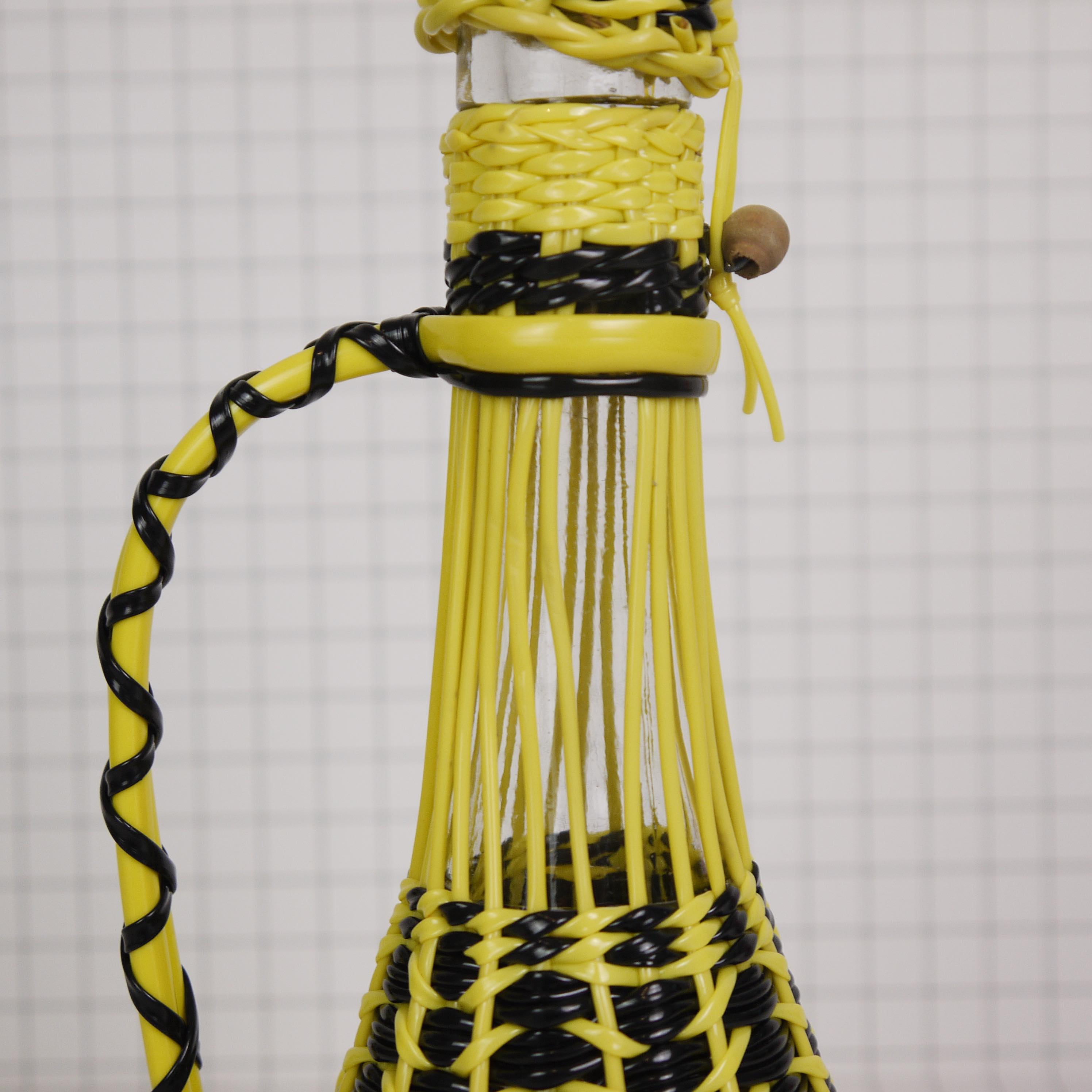 Bottle yellow and black scoubidou