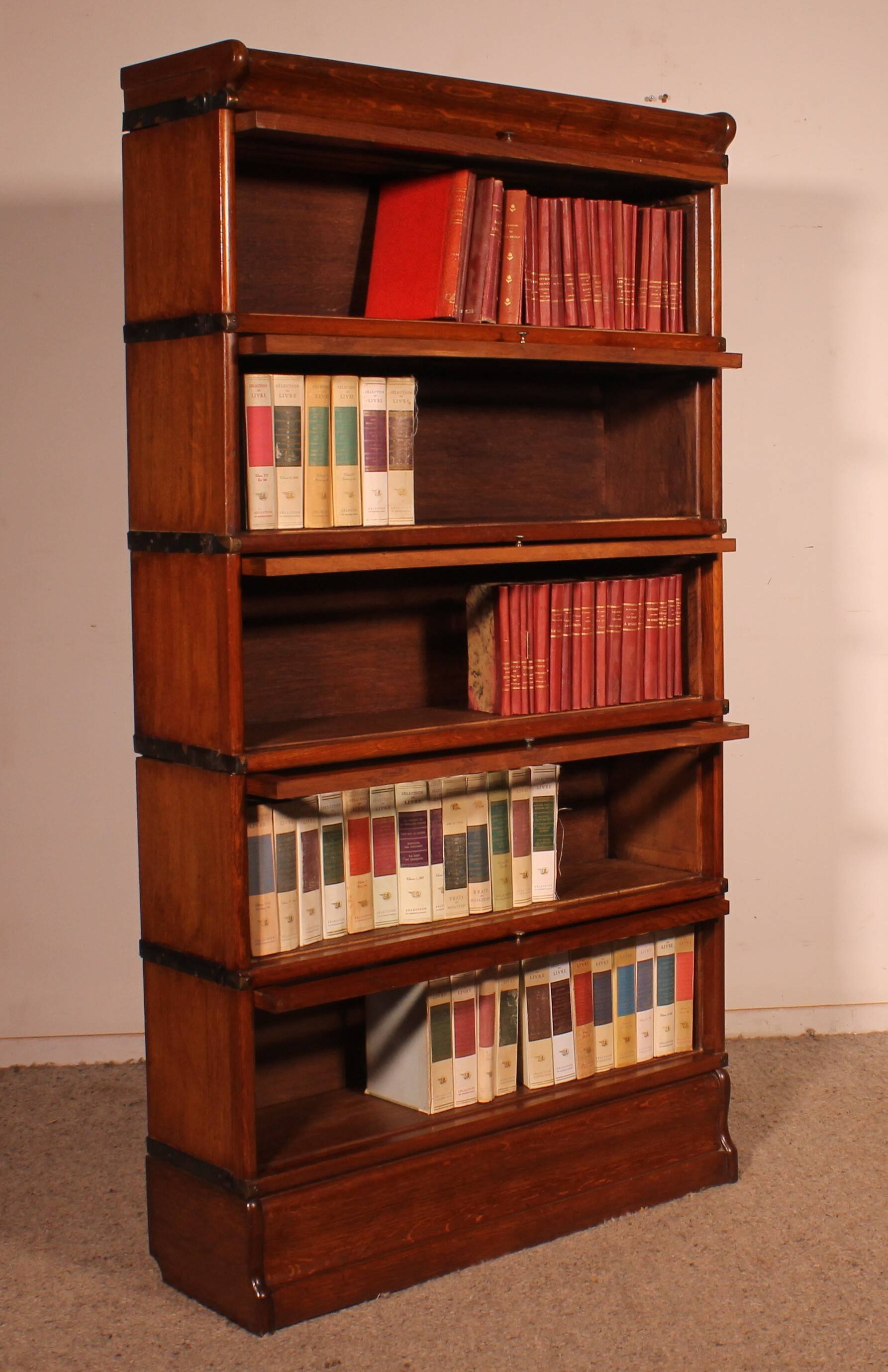 Globe Wernicke Library in oak, 5 pieces.