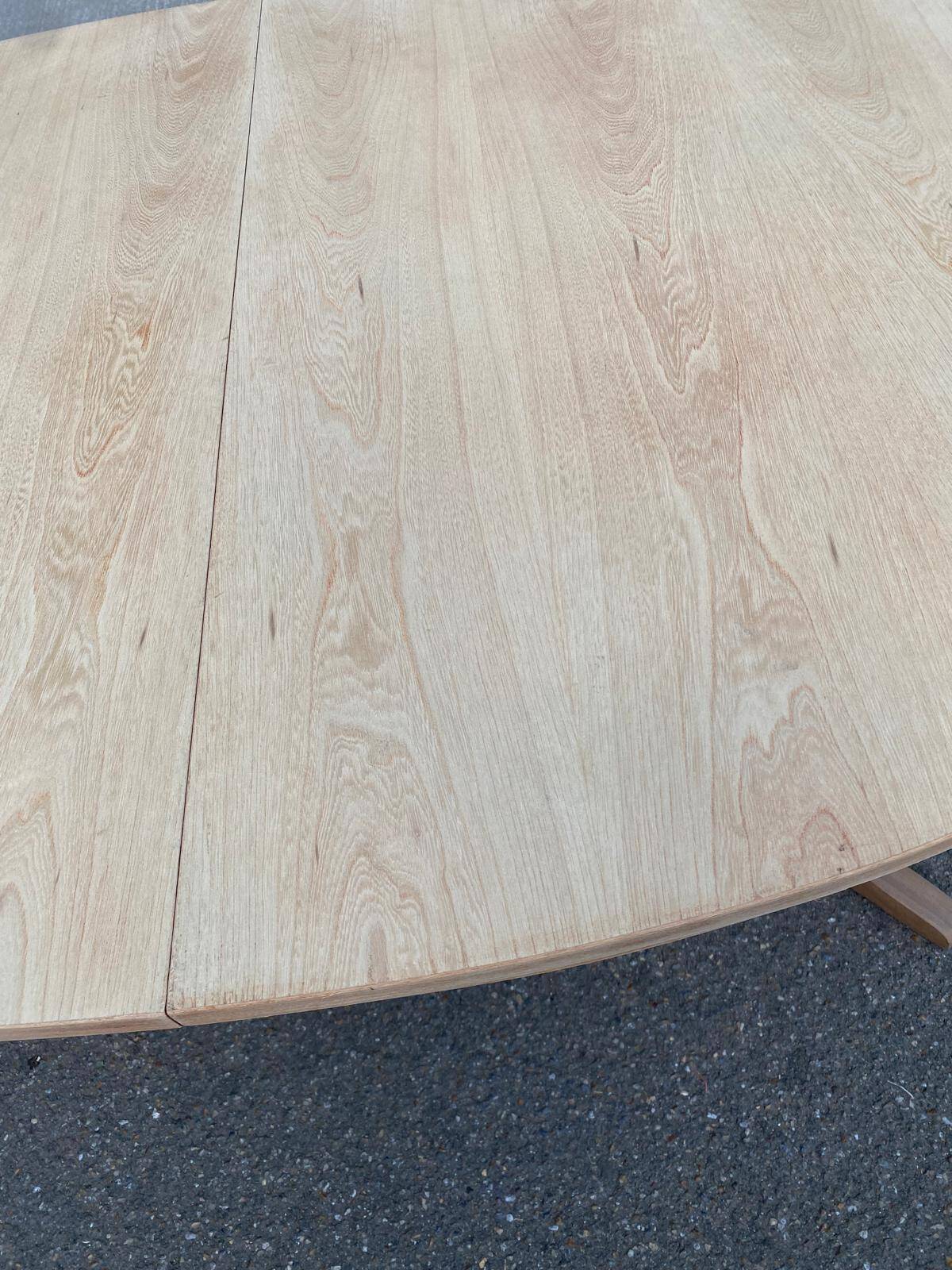 Table scandinave ovale extensible Baumann décapée en teck brut 240cm 1960