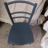 Chaise en bois bleu foncé