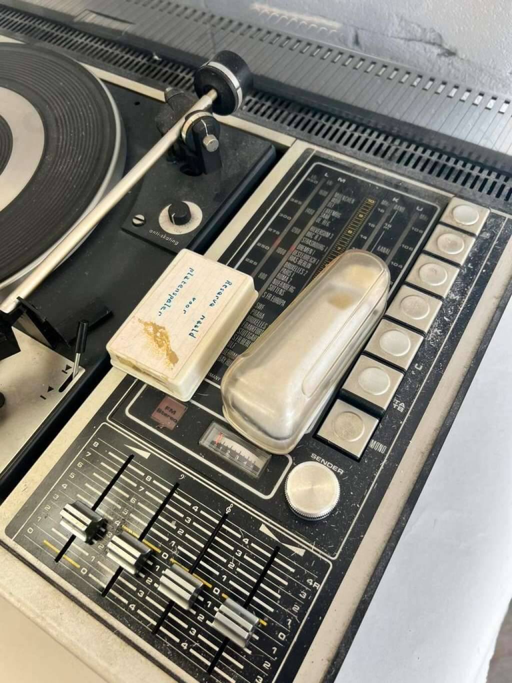Vintage record player & radio with grundig speakers