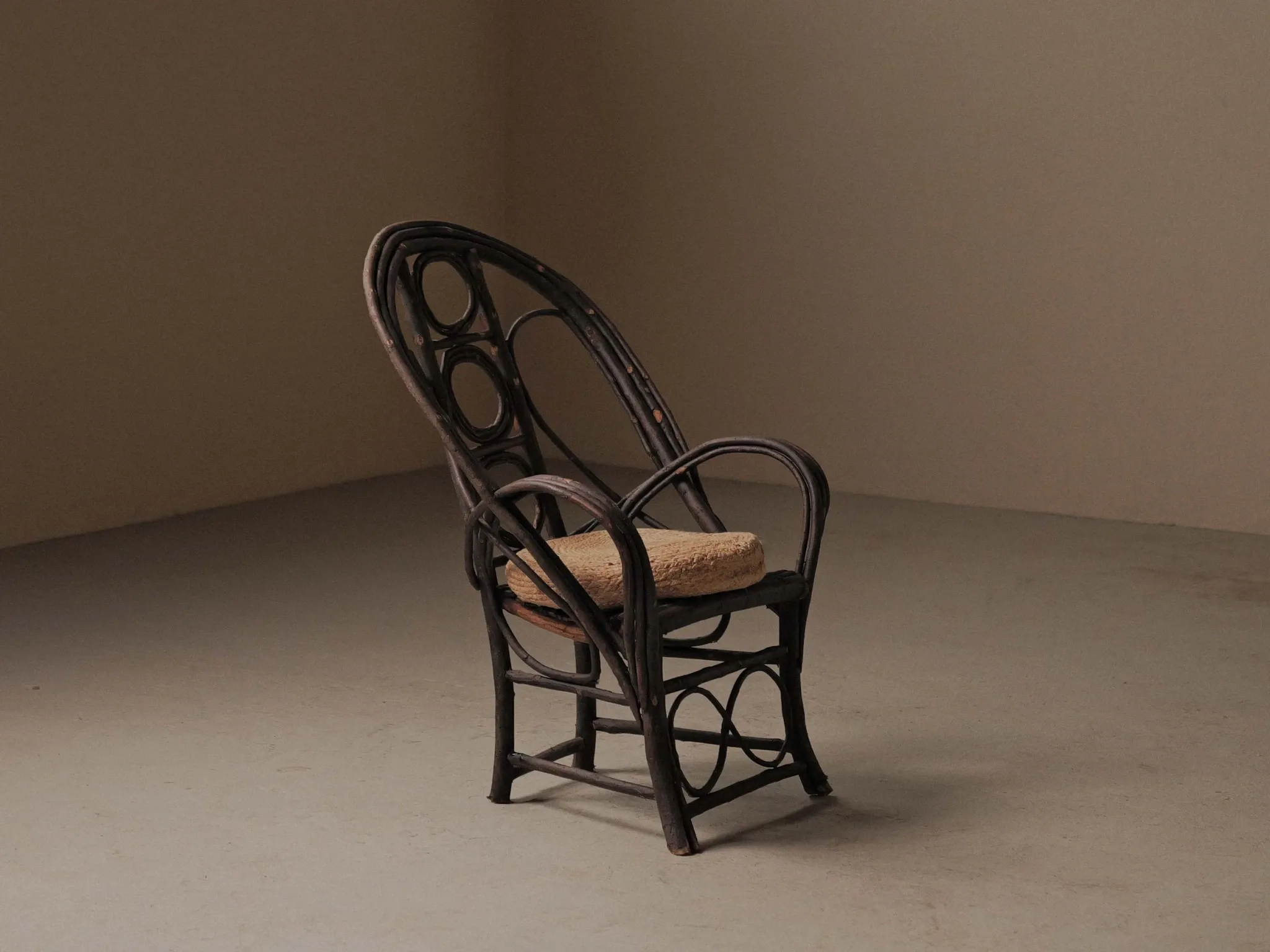 Fauteuil sculptural en bois courbé , Art Populaire, vers 1900