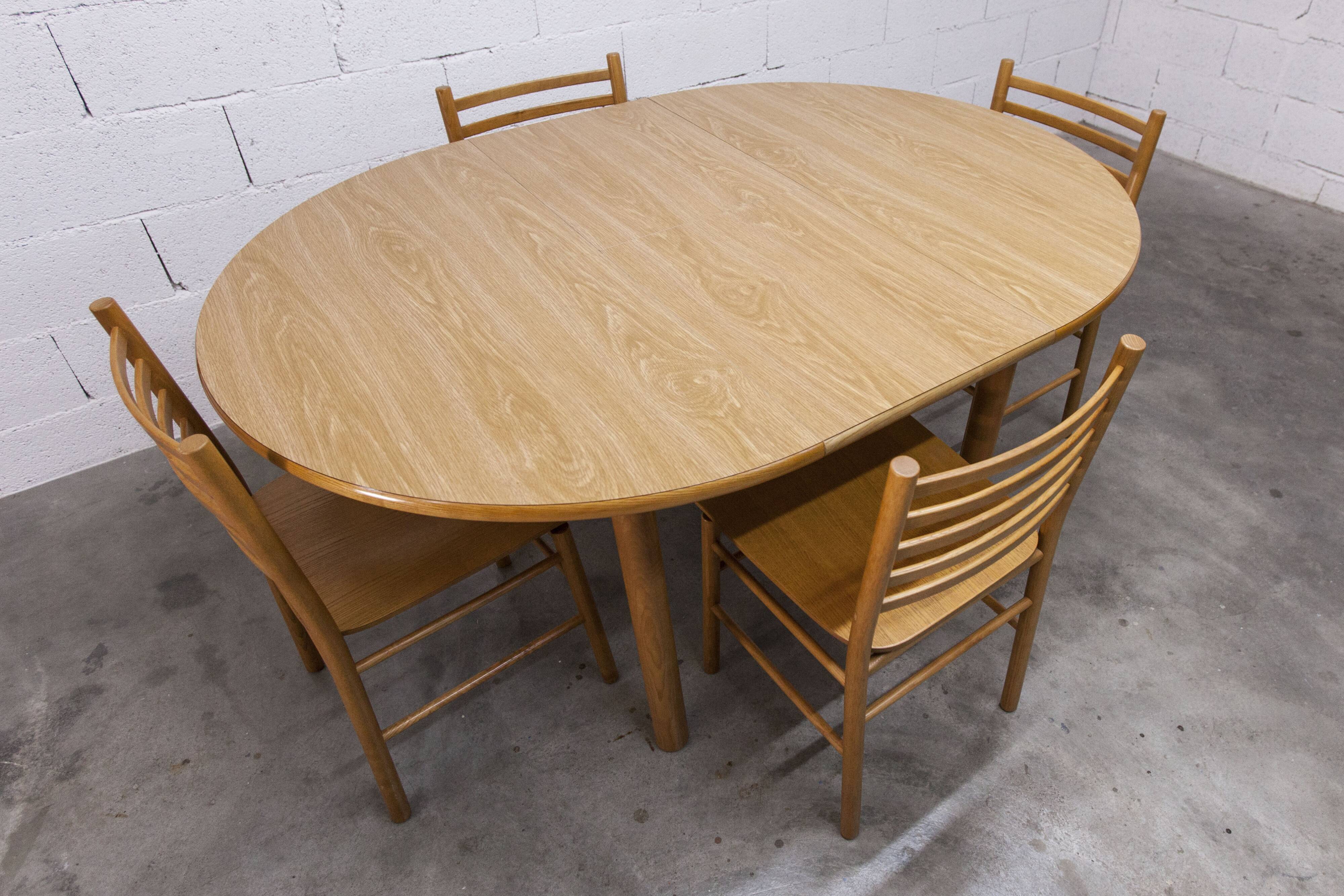 Danish ensemble transformable table 114 cm / 154 + 4 modernist chairs from the 1970s.