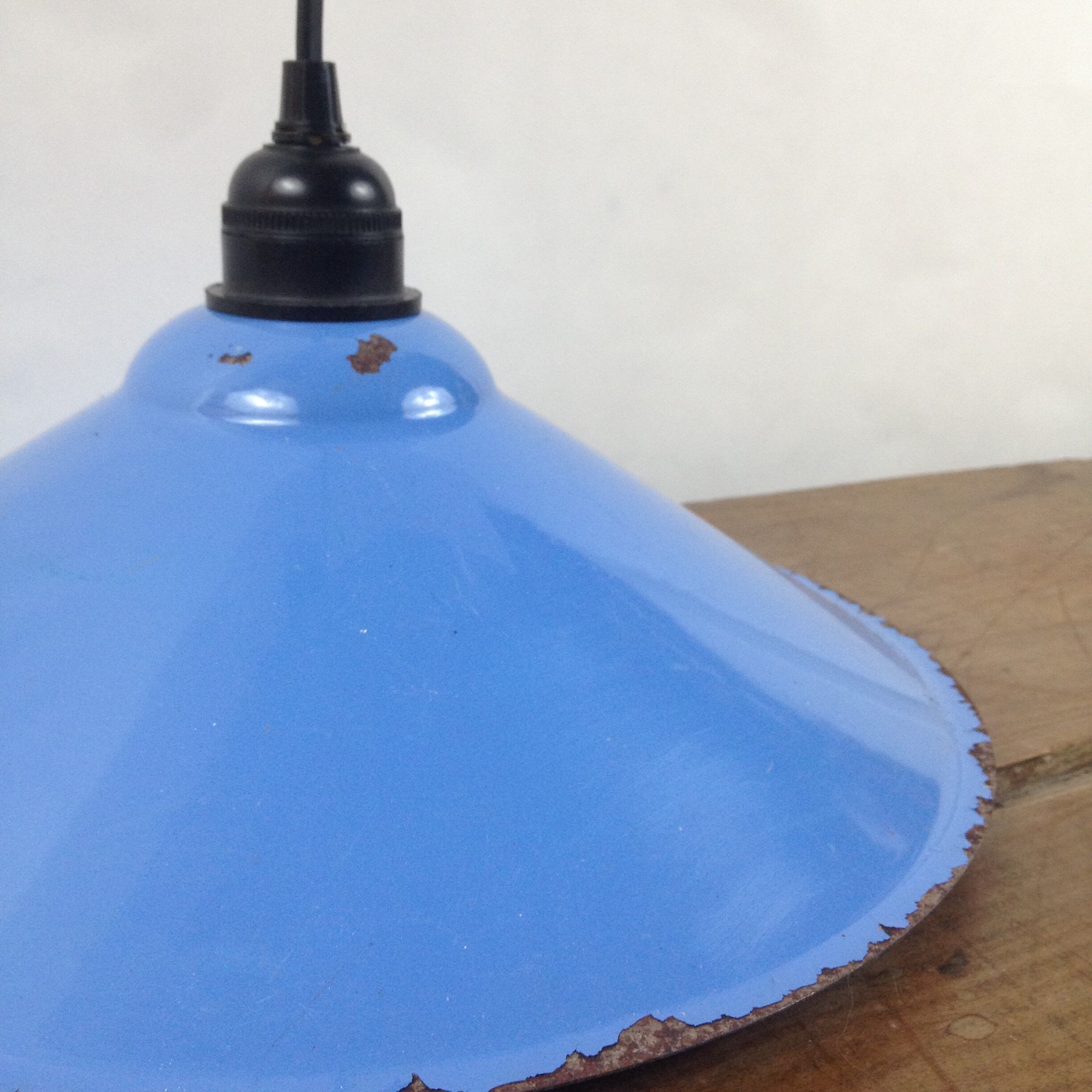 Hanging blue enamelled plate