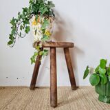 Tabouret tripode ancien en bois brutaliste - art populaire