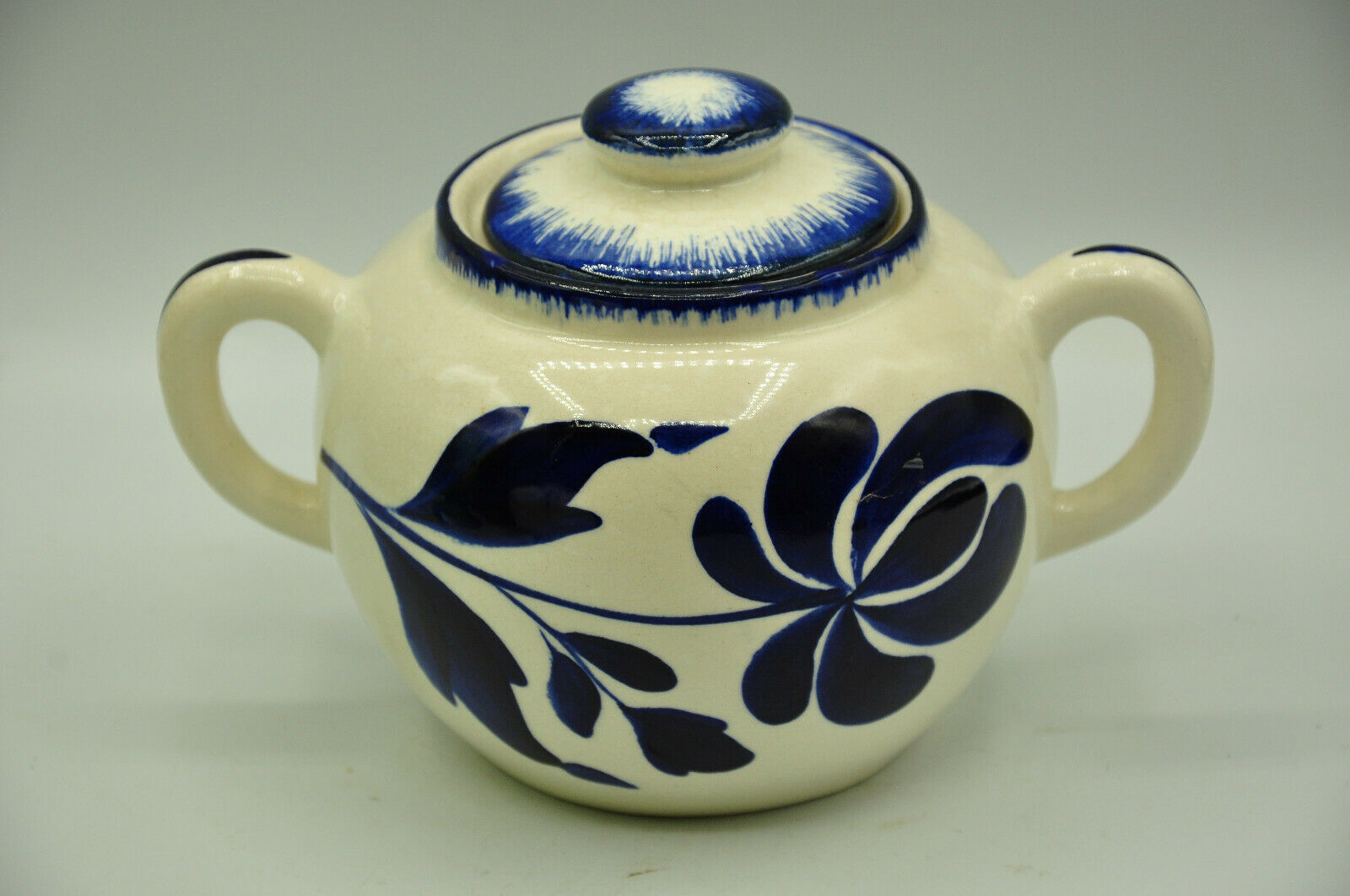 A teapot and sugar set by saline Thebes deco vinatage séventies collect.
