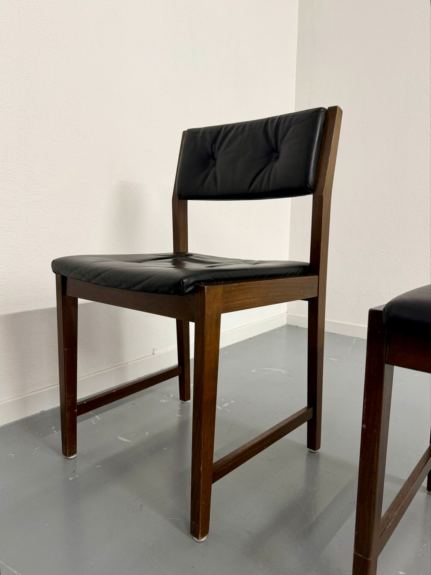 Lot of 6 Scandinavian design chairs in wood and black faux leather an70.