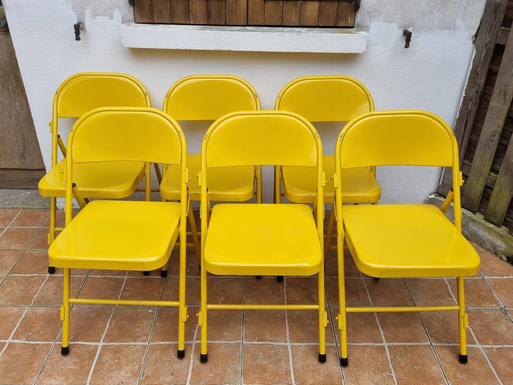 Ensemble de six chaises en métal pliantes jaunes Eurosit