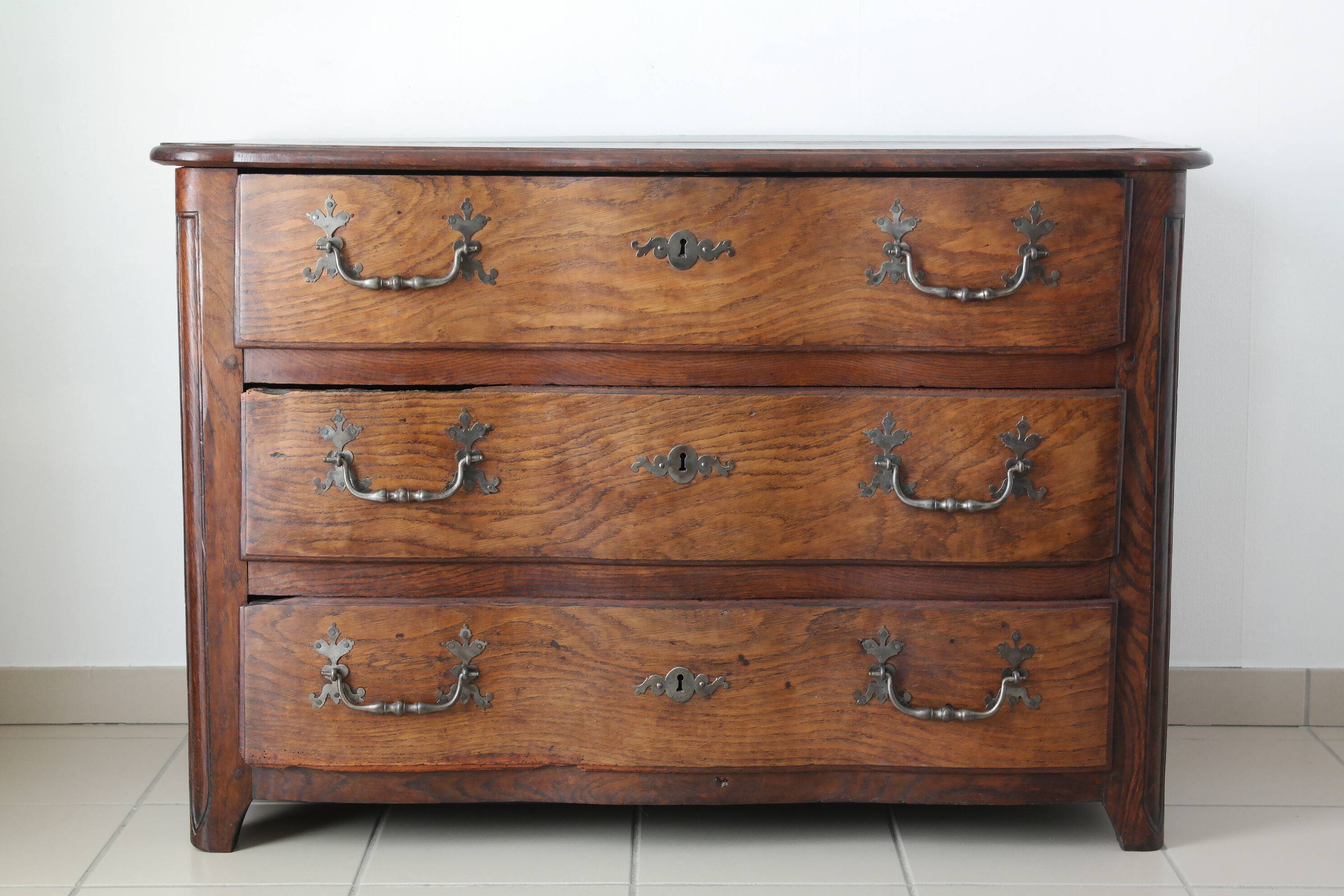 Commode arbalète campagnarde en chêne xxème