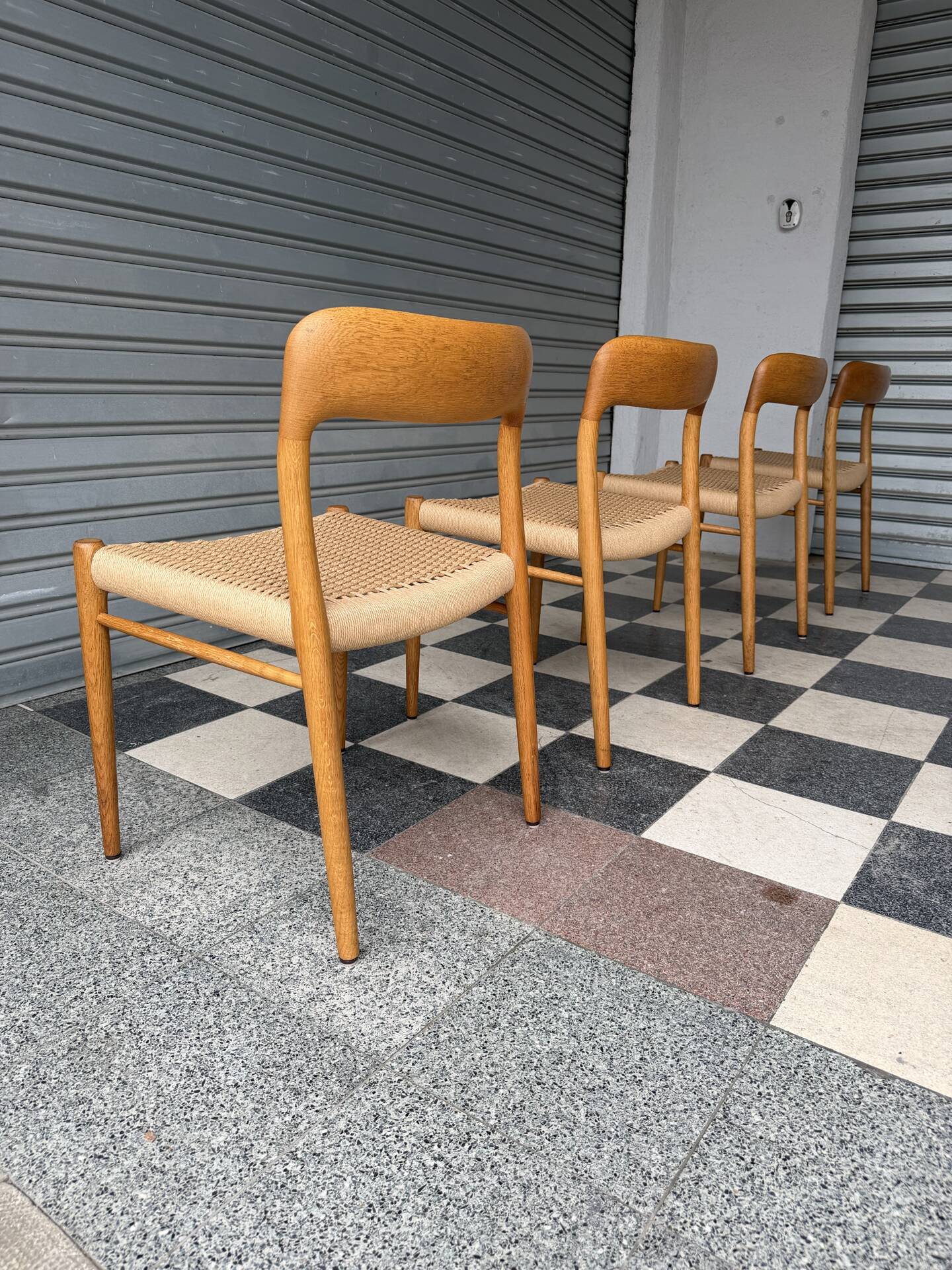 Set of 4 Møller 75 chairs in oak