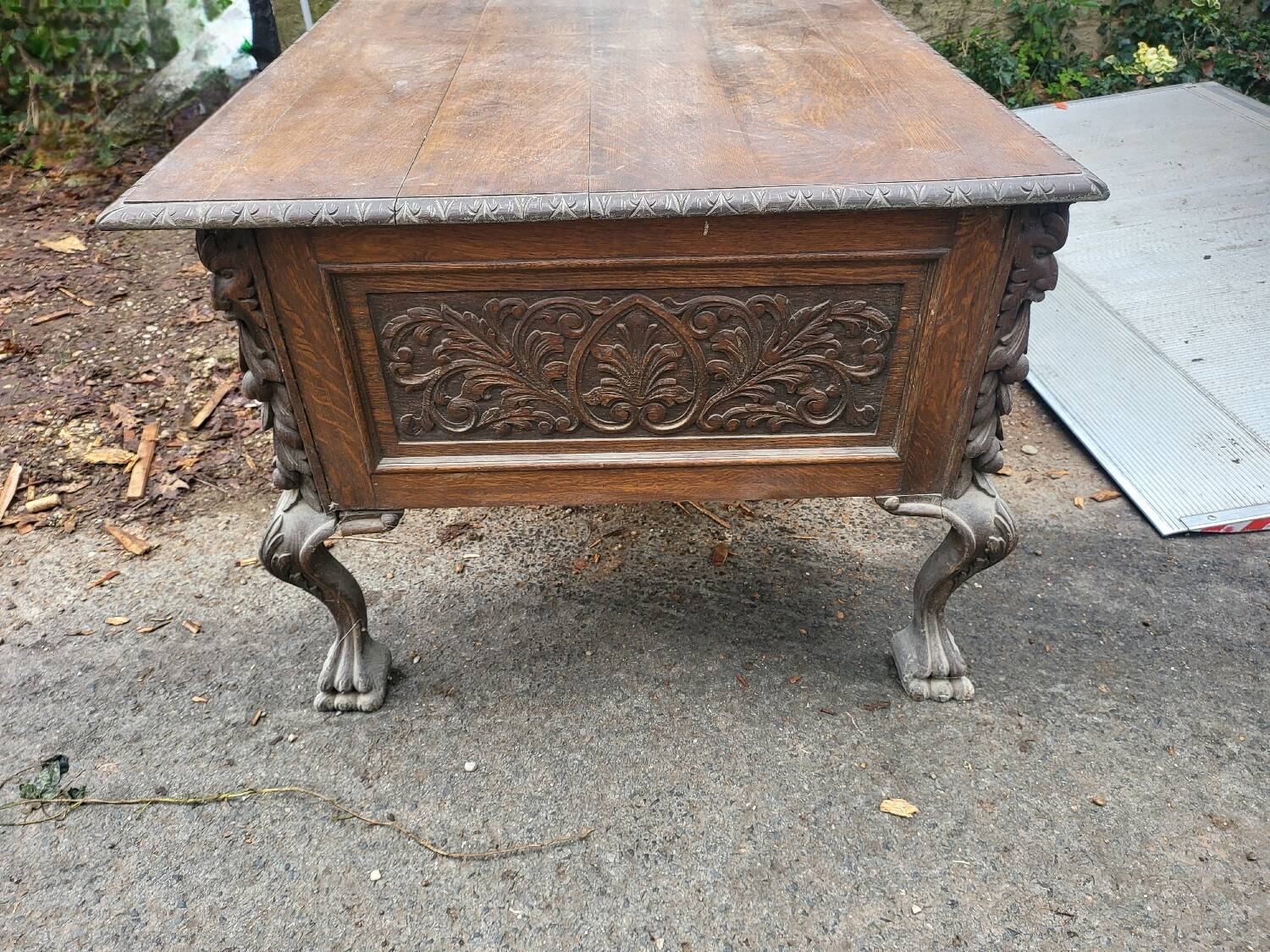 Important bureau toutes faces en bois sculpté – style Renaissance