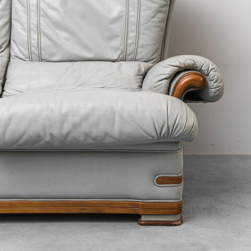 Canapé vintage 3 places en cuir gris et bois, moderniste des années 1950.