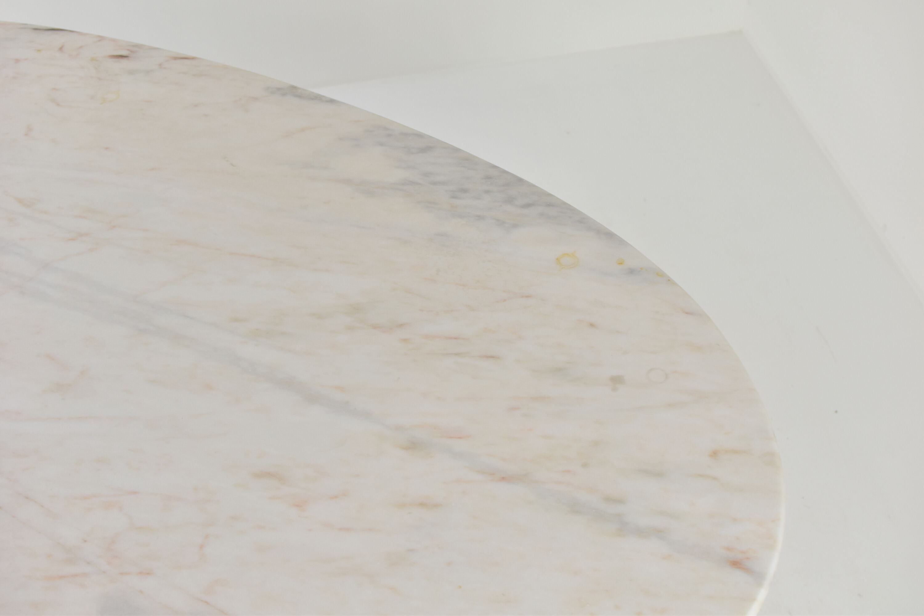 Mid century modern oval dining table in marble from Italy, 1980’s.