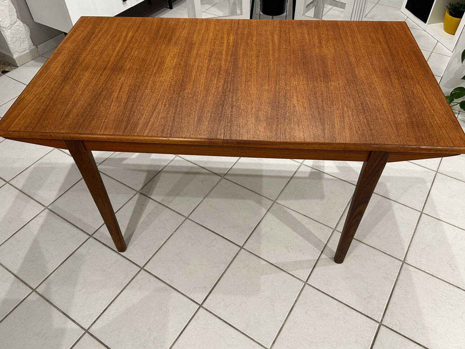 Large extendable Scandinavian table in vintage teak from the 1970s.