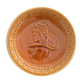 Assiette barbotine décor bretonne