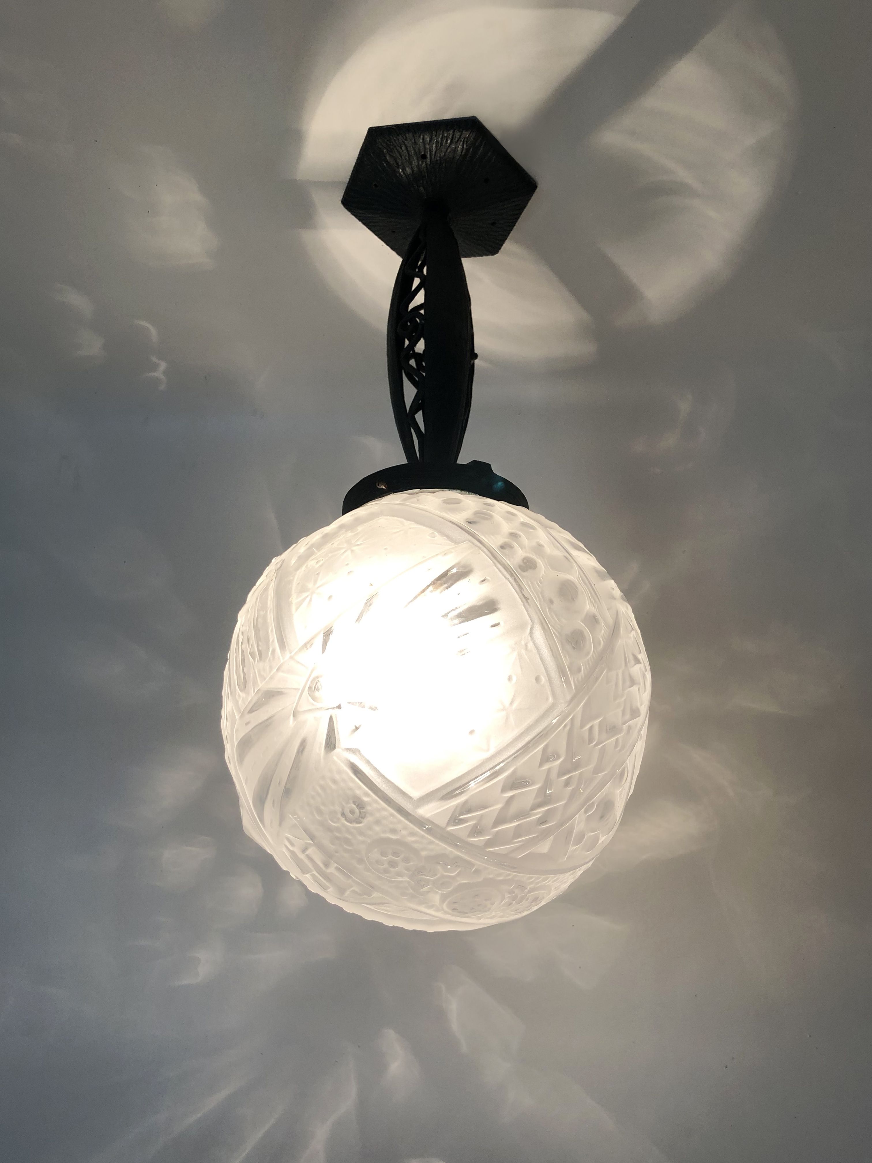 Art Deco hanging lamp in wrought iron Fournet and globe in glass paste