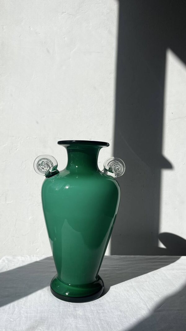 Vase vert en verre, avec anse en verre soufflé, art déco