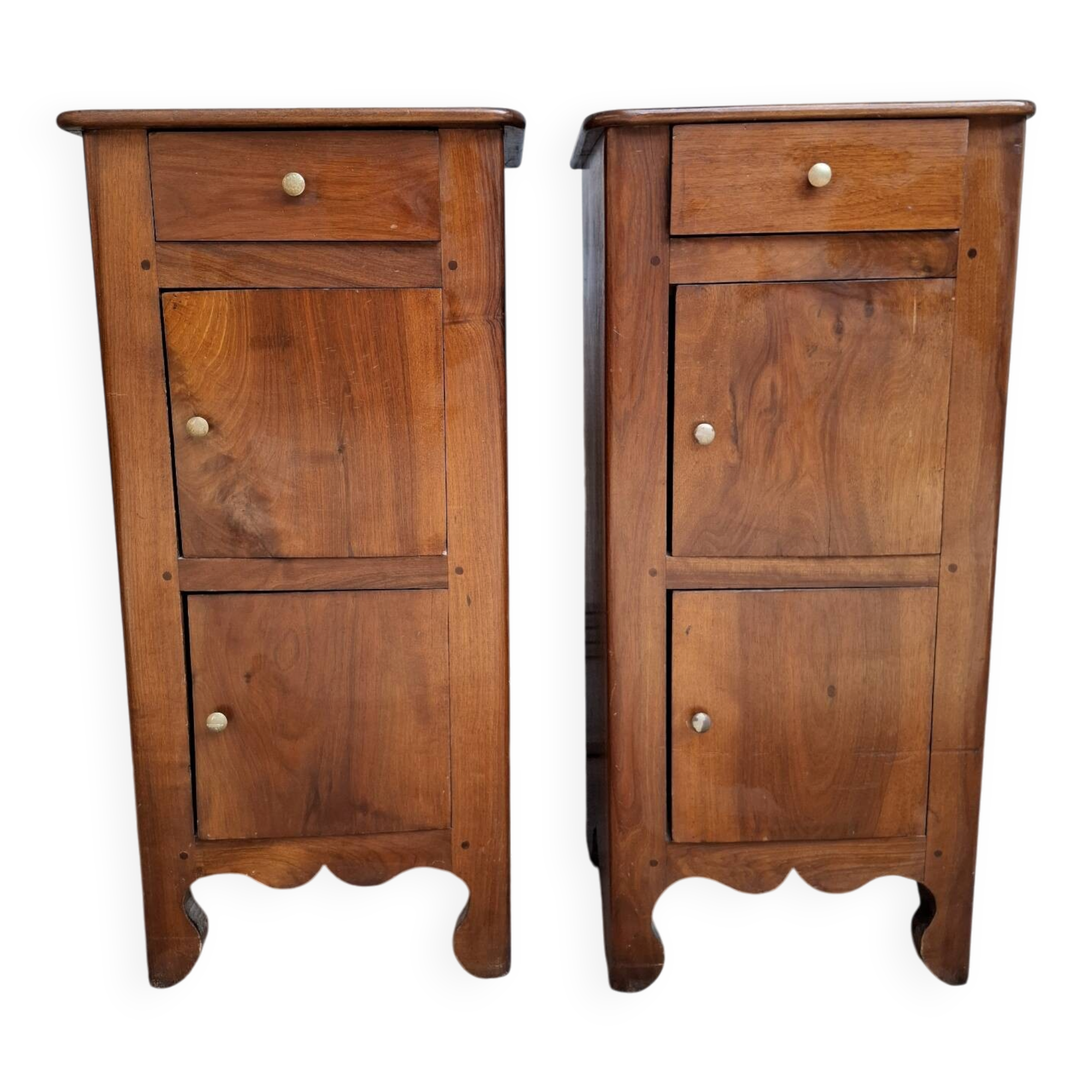 Pair of bedside commodes in walnut. Italy circa 1700s