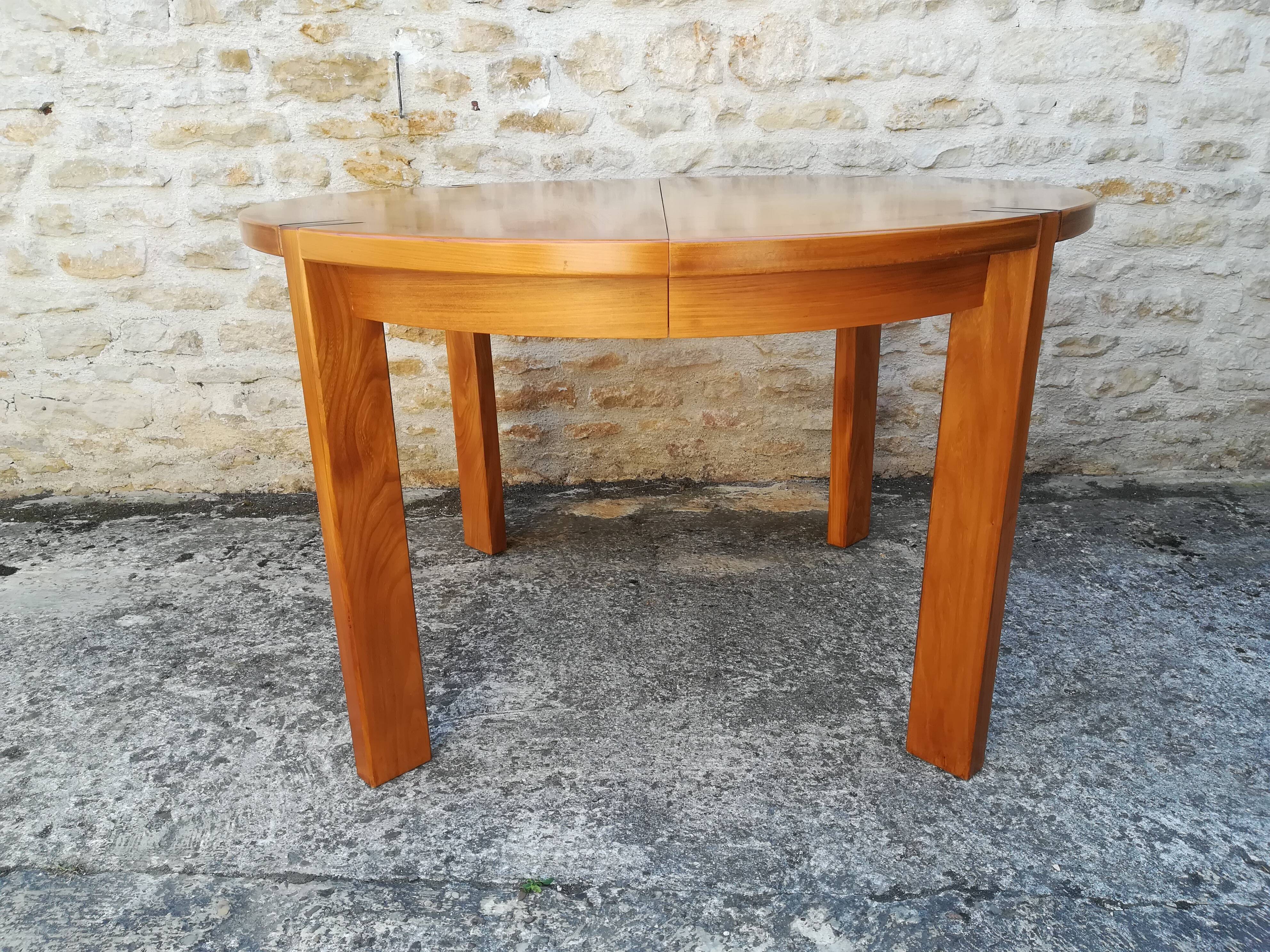 House Regain elm table with two extensions