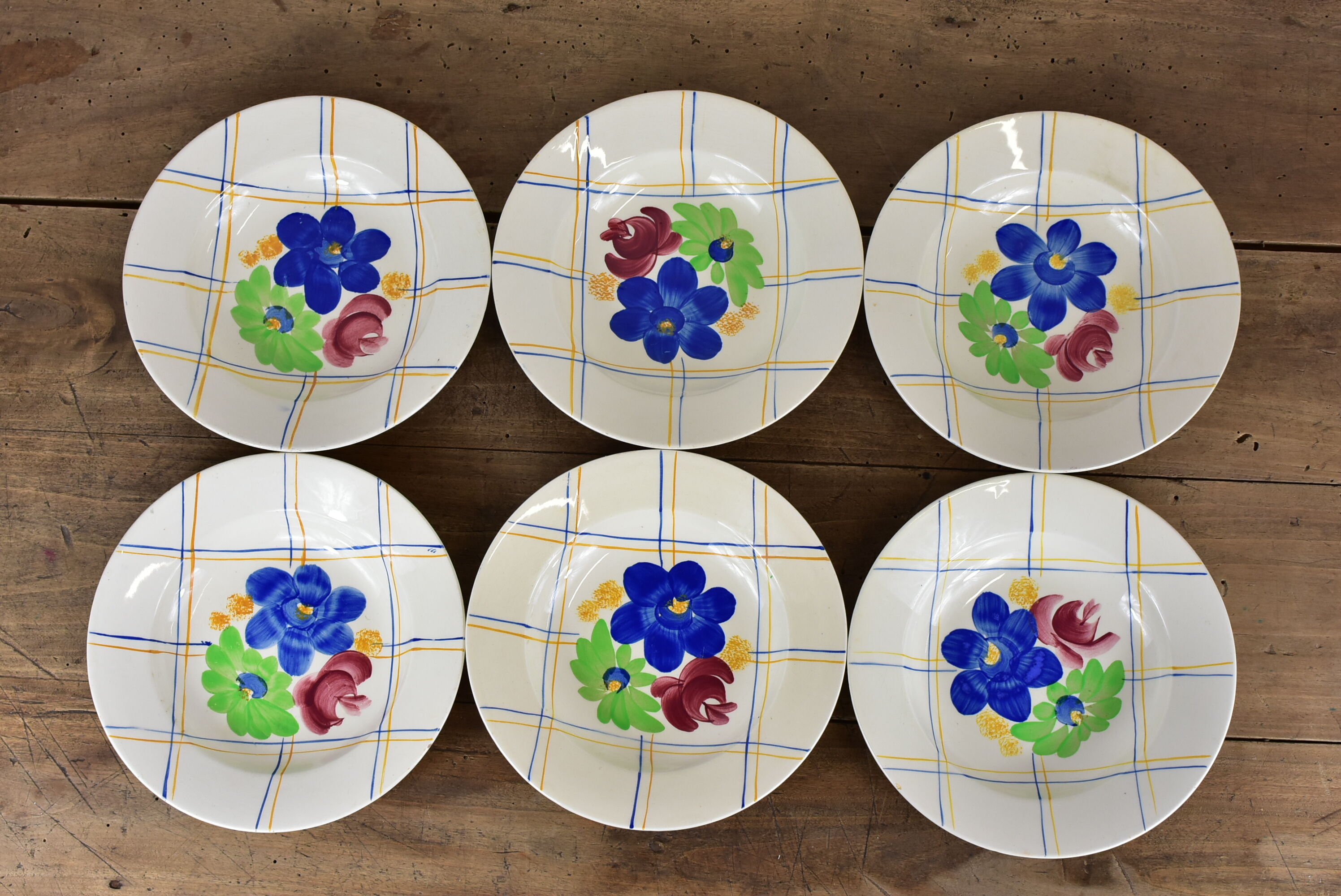 Lot de 12 assiettes motif fleurs de champagne.