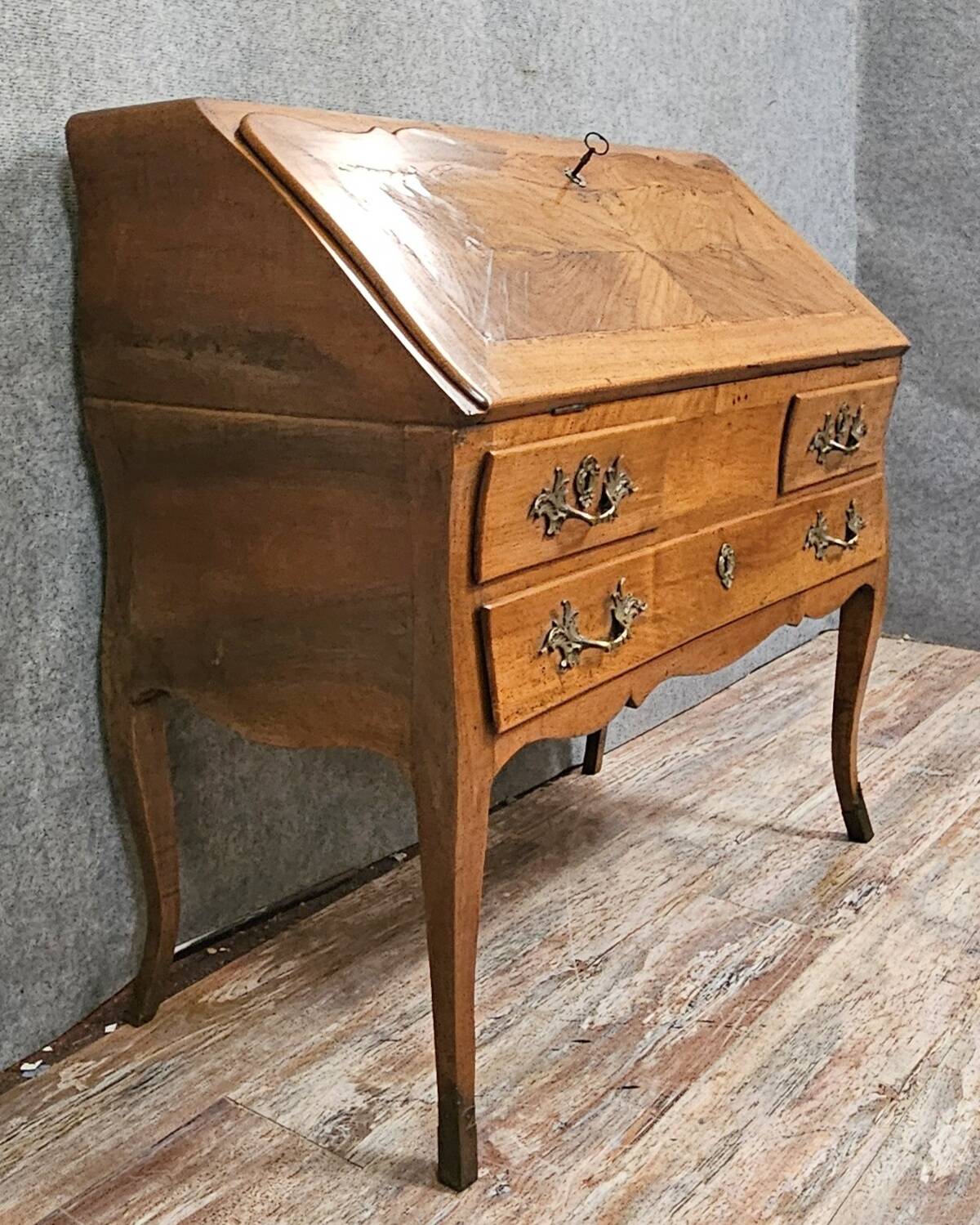 Bureau de pente - commode-scriban galbé en noyer et marquéterie – ép. LXV