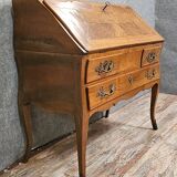 Bureau de pente - commode-scriban galbé en noyer et marquéterie – ép. LXV