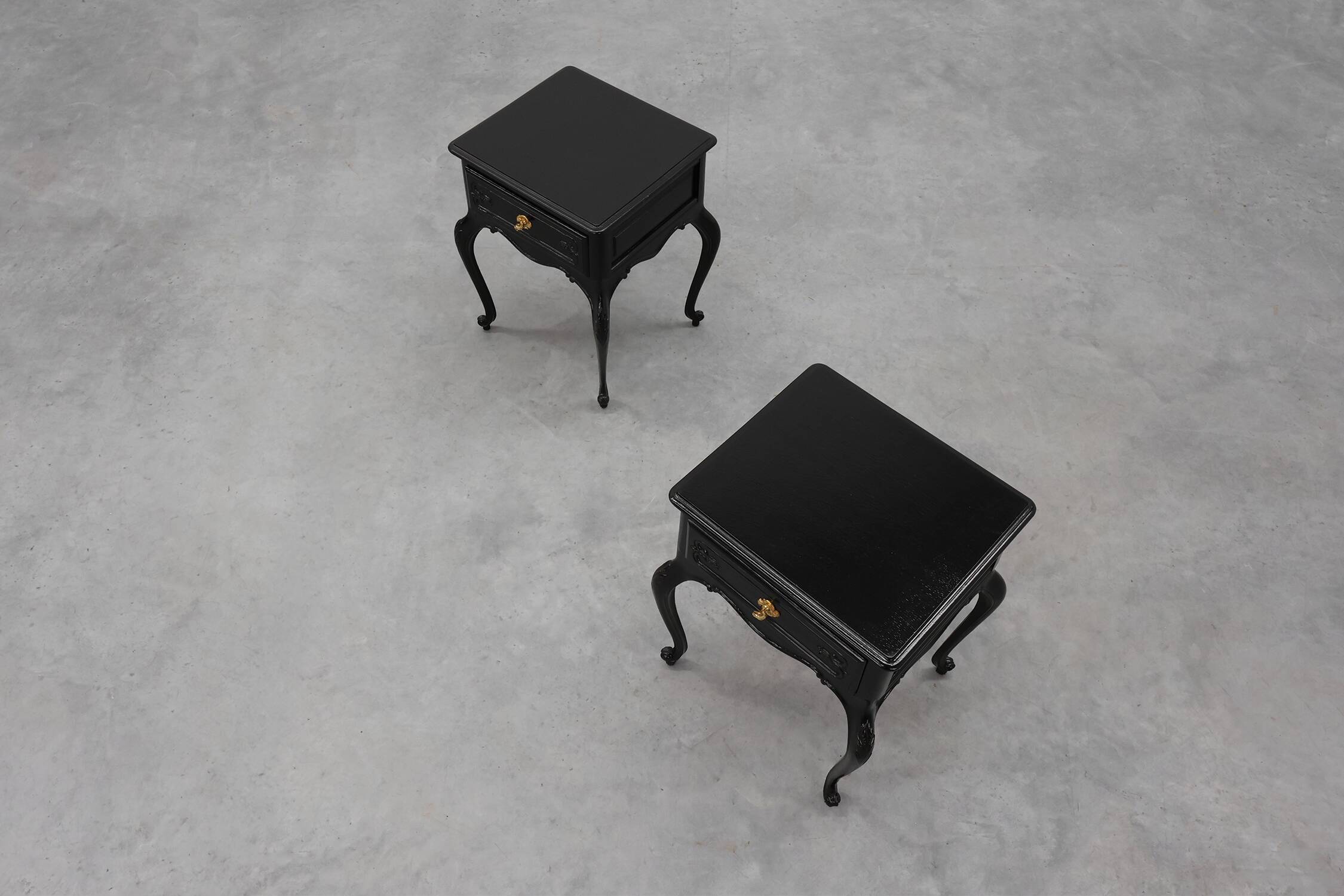 Paire de tables de chevet de style Louis XV en chêne laqué noir, France, années 1950