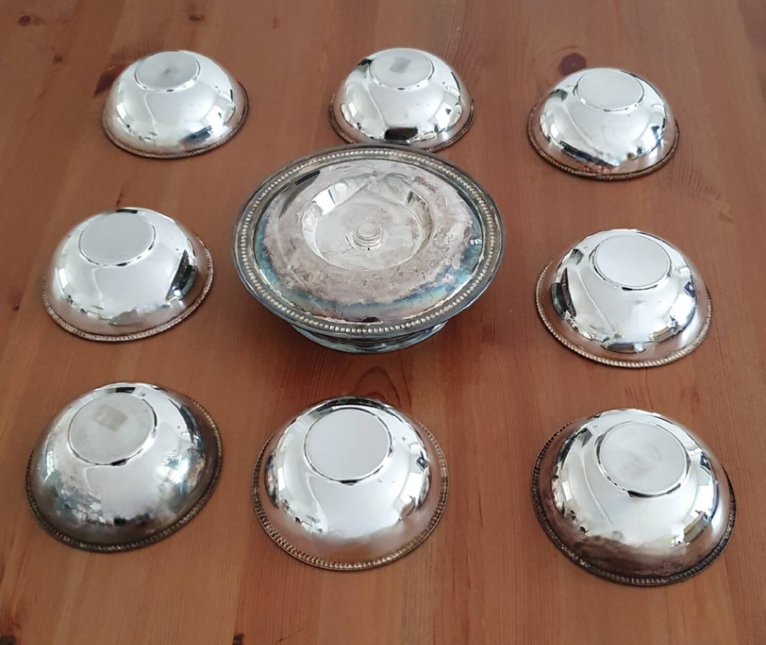Lot of Saint Médard sauceboat and 8 bowls
