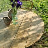 Table ronde à œillets