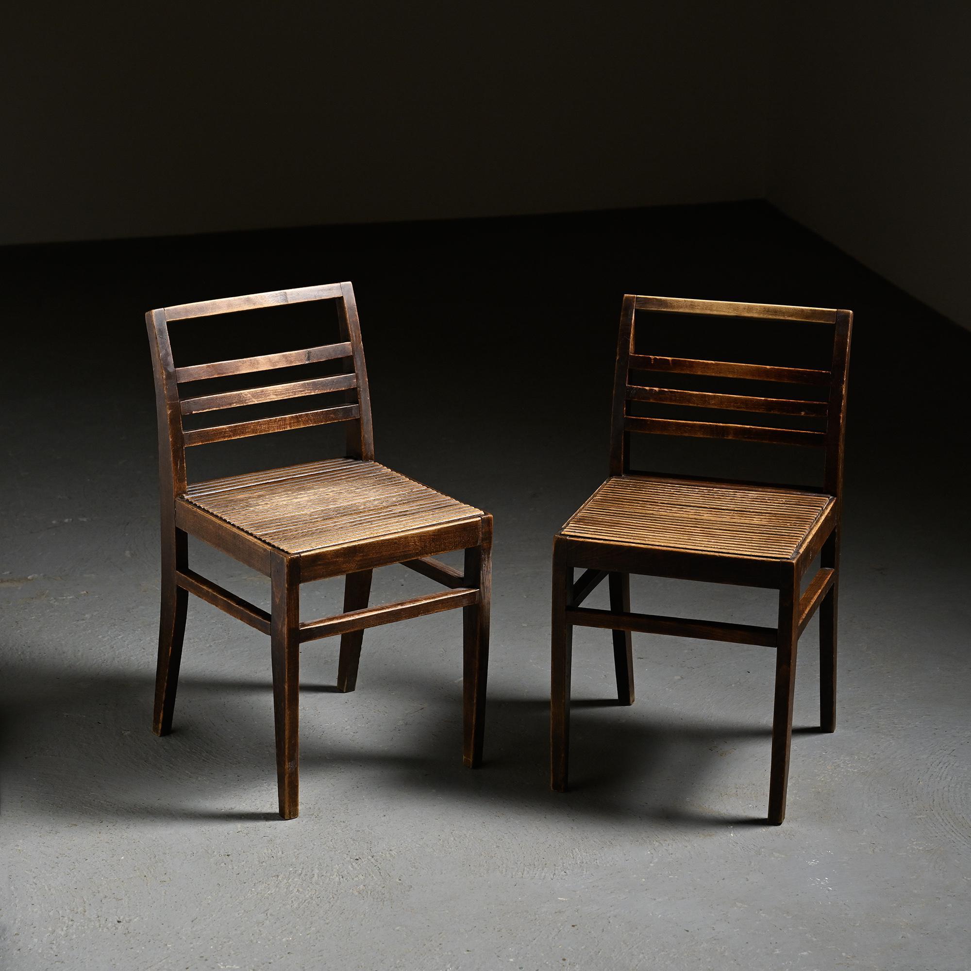 Paire de chaises 103 en hêtre teinté par René Gabriel, circa 1943