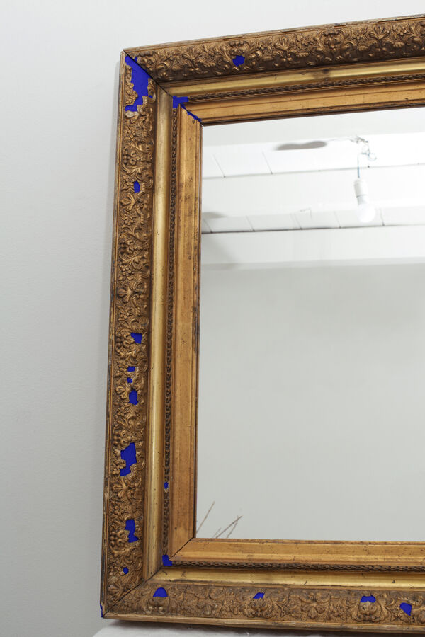 Miroir ancien doré à la feuille et bleu roi vif