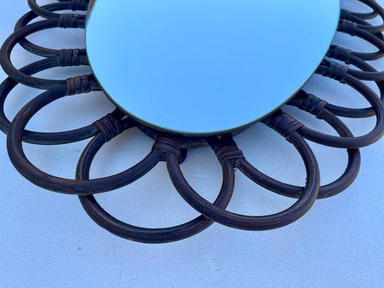 Miroir ovale en bambou et rotin, circa 1960