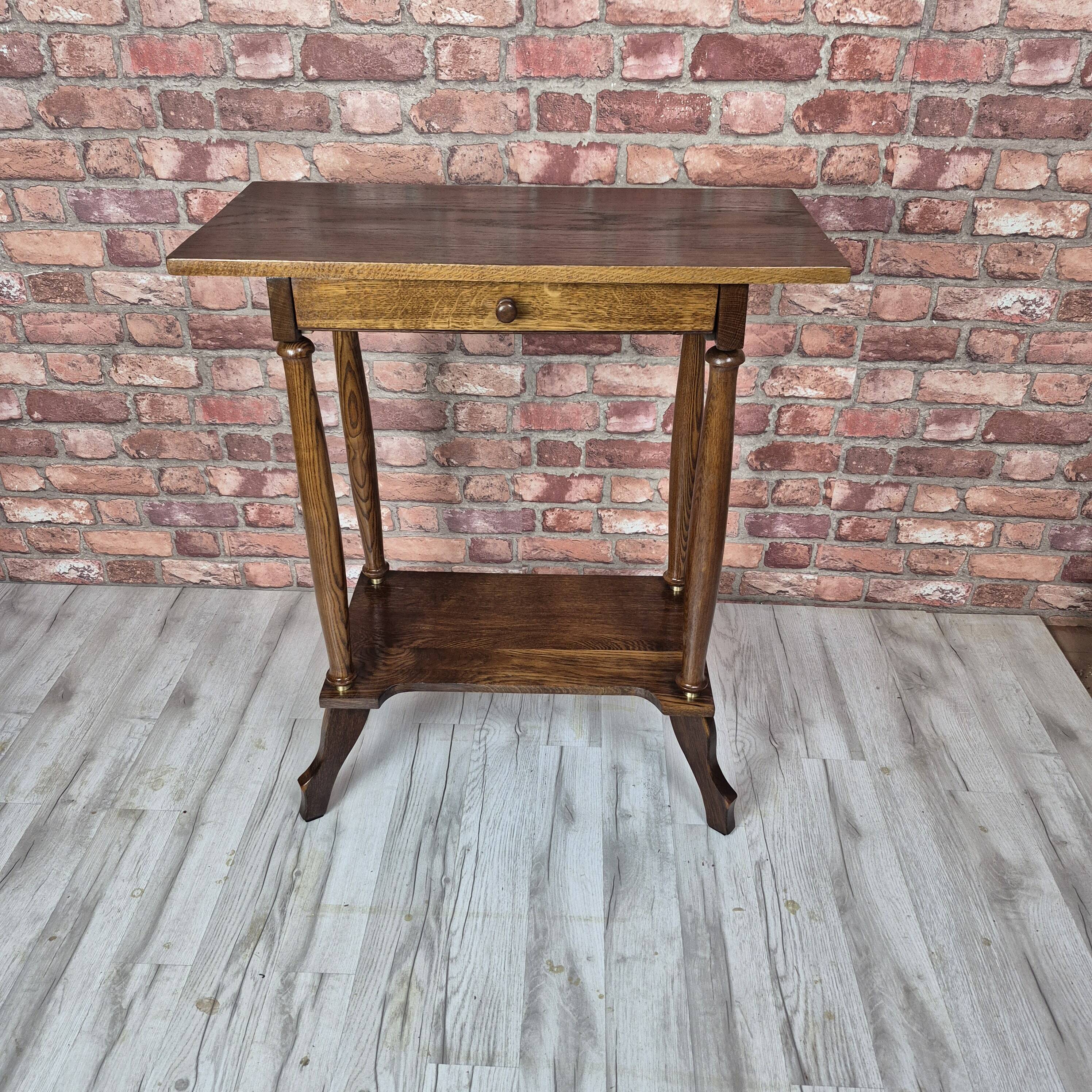 Table d'appoint en chêne ancien avec tiroir, vers 1900