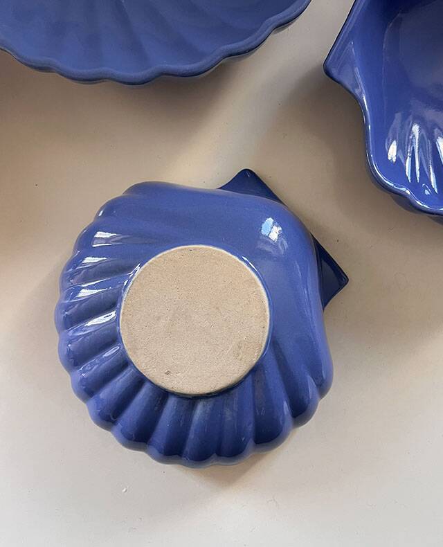 Shell-shaped ceramic service
