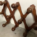 Ancien porte manteau accordéon en bois.