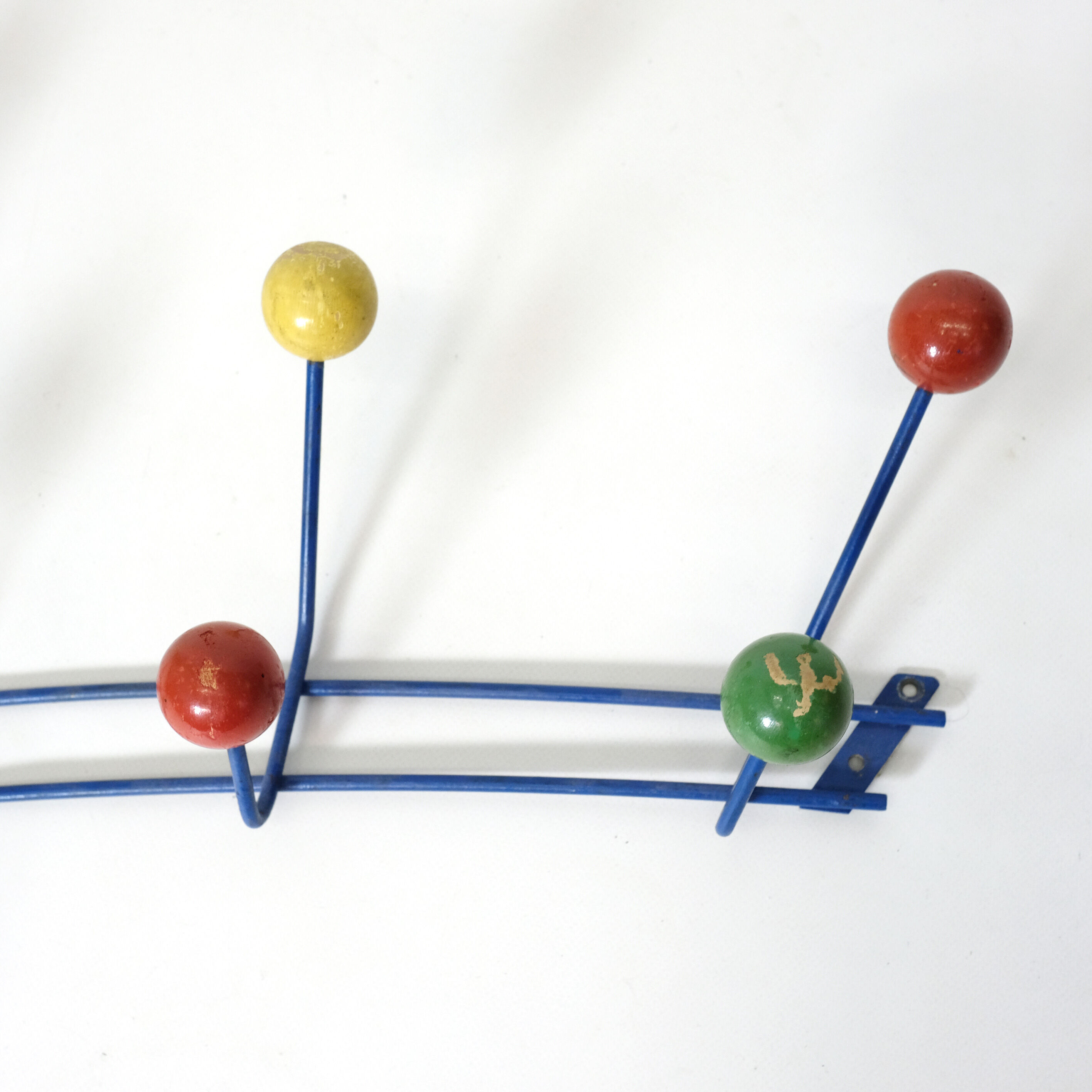 Multicolored coat rack in wood and metal