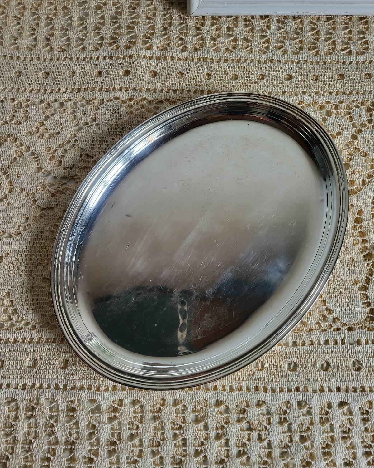 Small oval dish in silver-plated metal