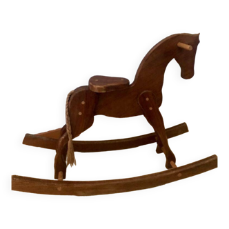 Adorable cheval à bascule en bois vintage