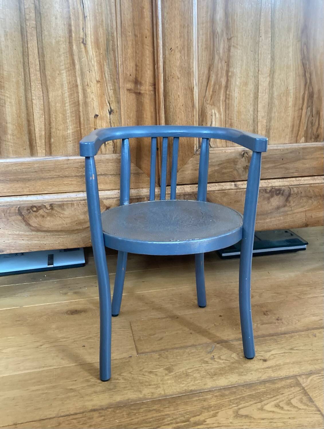 Curved wooden armchair from the late 19th/early 20th century.