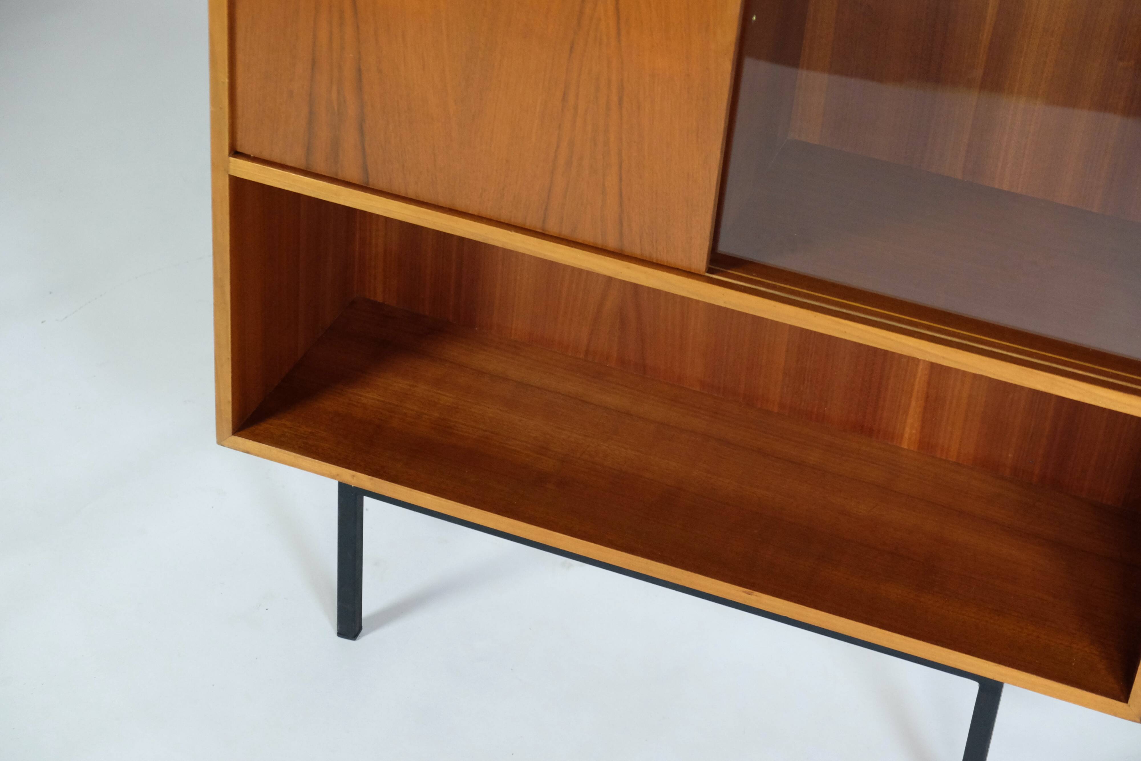 Vintage Nussbaum Vitrinenschrank Highboard Md-Century 1960er