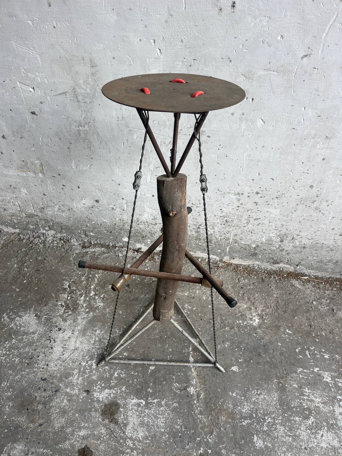 Table d'appoint sculpturale en métal rouillé et bois au design néerlandais, accent industriel en brun rustique.