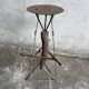 Table d'appoint sculpturale en métal rouillé et bois au design néerlandais, accent industriel en brun rustique.