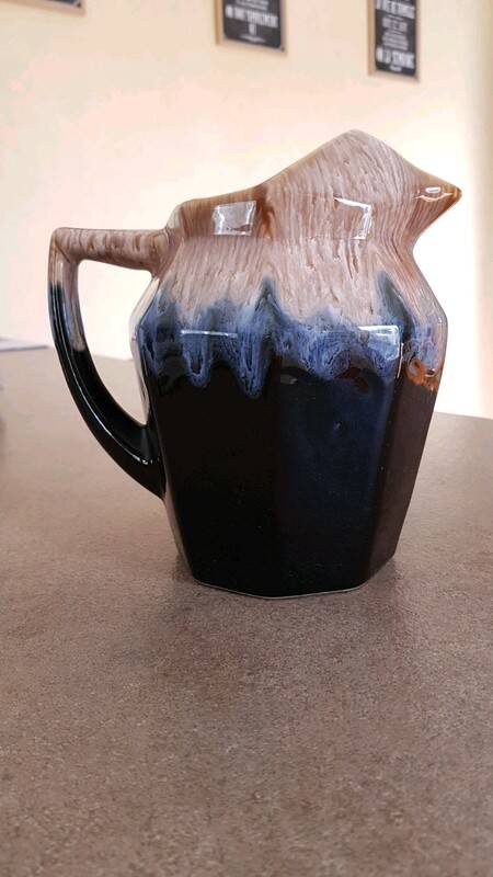 Broc ancien en céramique émaillée