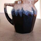 Broc ancien en céramique émaillée