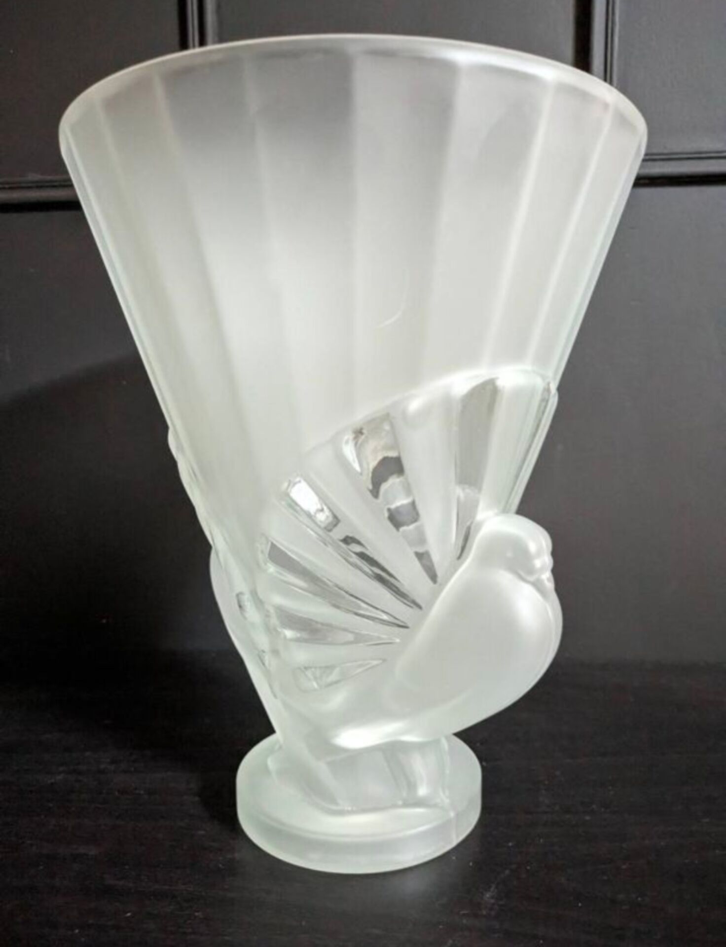 Vase aux ''colombes'' opalescent Art Déco