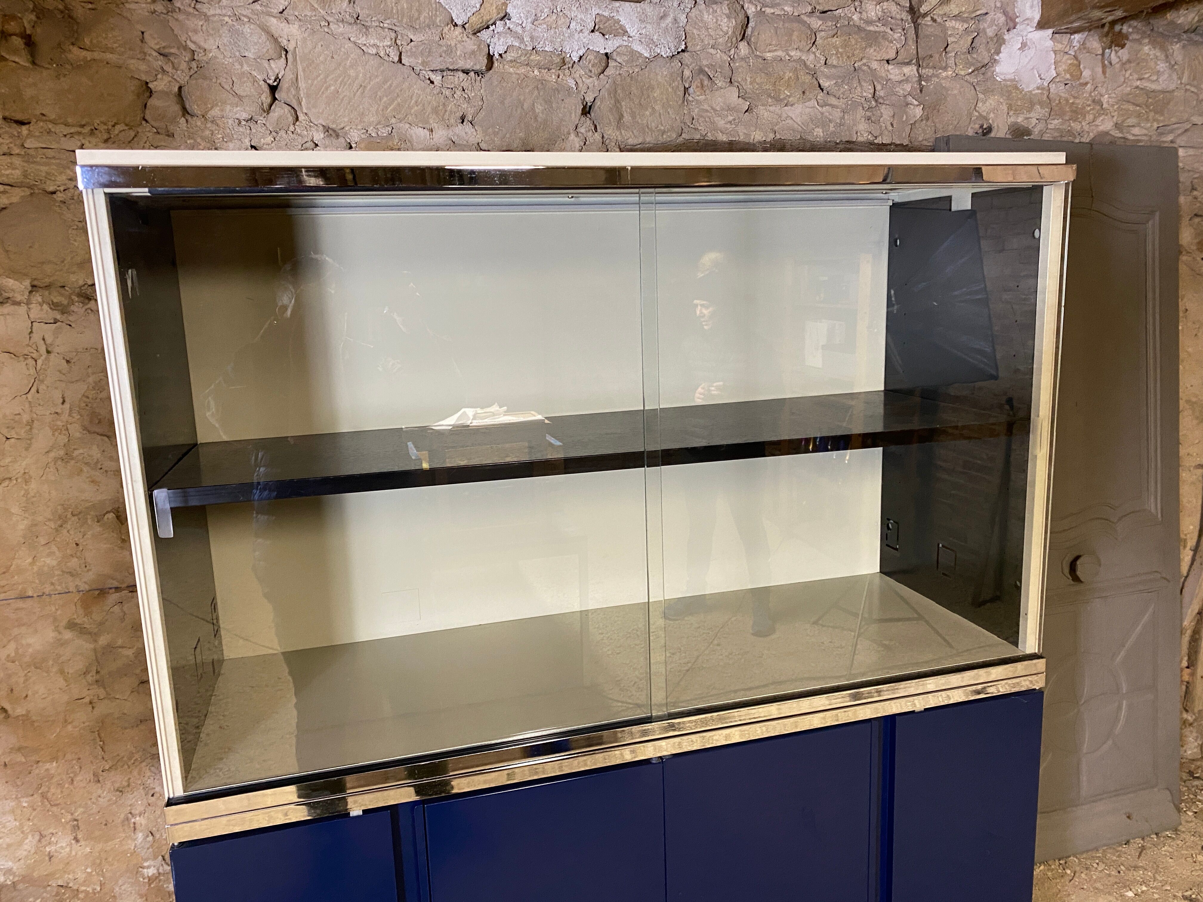 Filing cabinet with suspended back